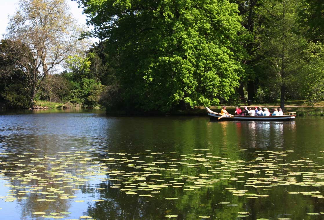 Passeia de barco num belo lago em Oranienbaum-Wörlitz